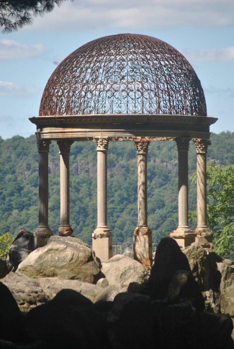 002 MG 0108 gazebo cliff 768x1147