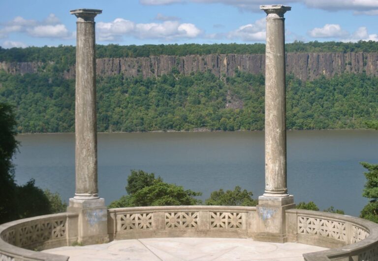 001 IMG 0105 columns w palisades 768x530